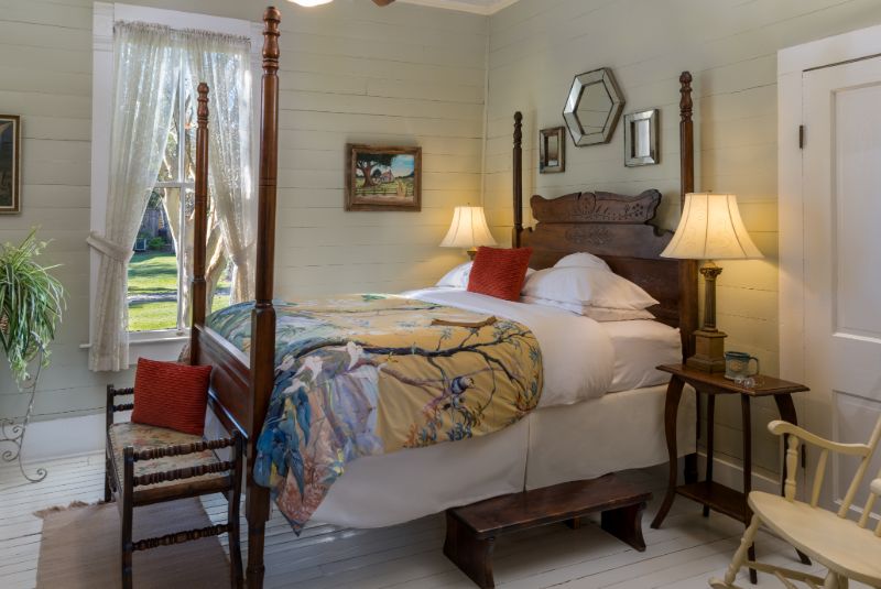 Autumn Cottage queen bed