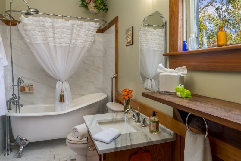 Autumn Cottage bath