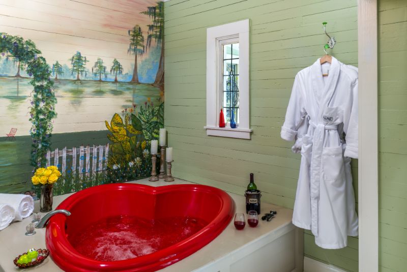 Sweet Surrender Cottage jetted heart tub