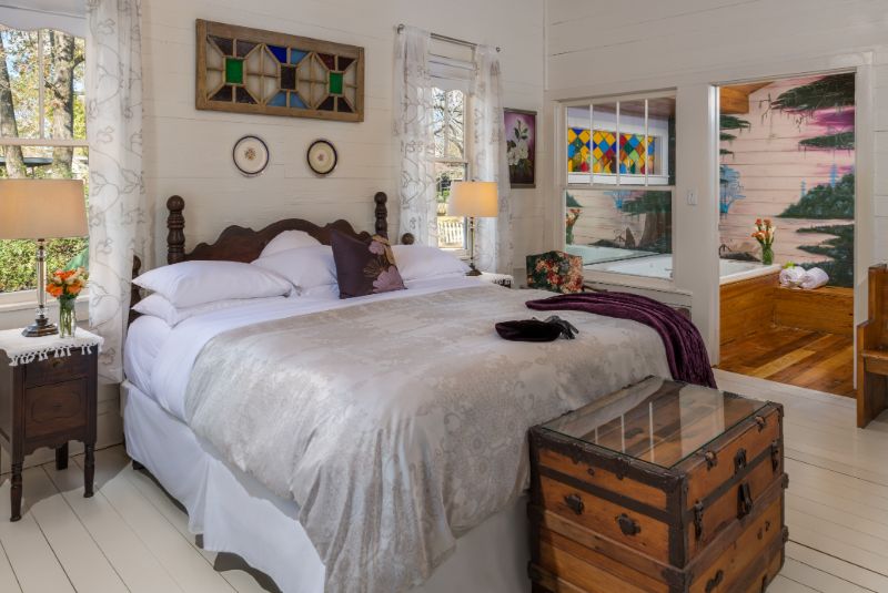 Country Garden Cottage king bed