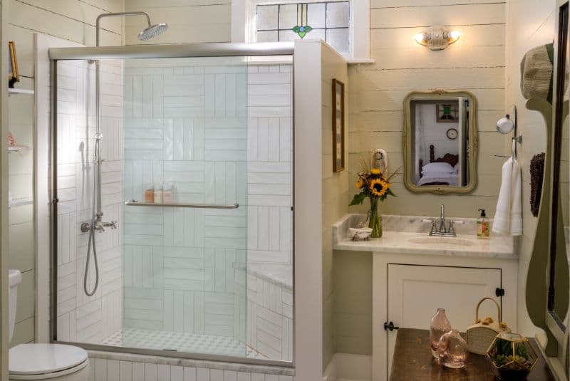 Country Garden Cottage shower