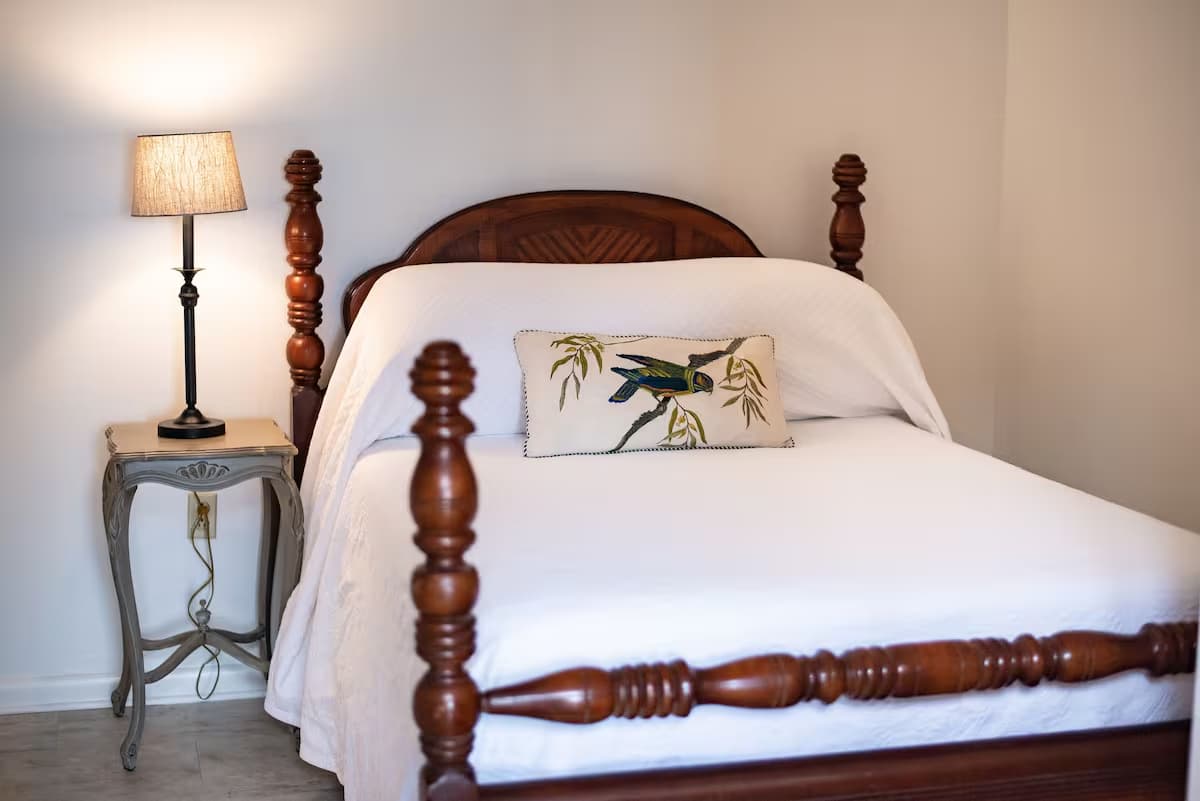 Huey_Hill_Bed_And_Breakfast_Bed