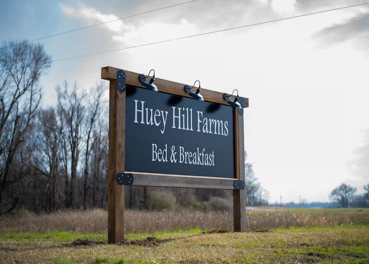 Huey_Hill_Bed_And_Breakfast_Signage